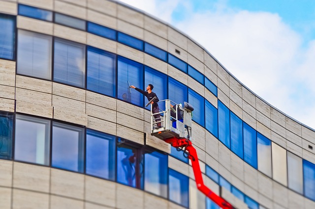 Window cleaner on a high-rise, symbolising improving your Google ranking with high-quality content.
